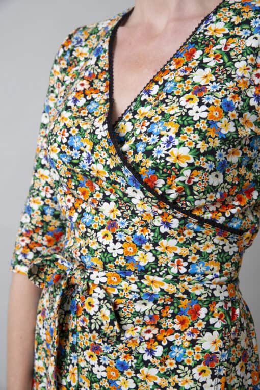 Roos Black Flowers jurk - Image 4