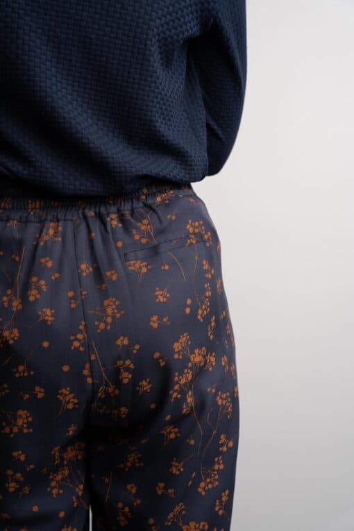 Floor Navy Blossom broek - Image 6